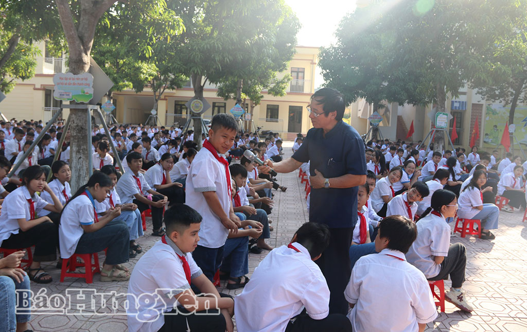 950 học sinh nghe nói chuyện chuyên đề “Lòng biết ơn”