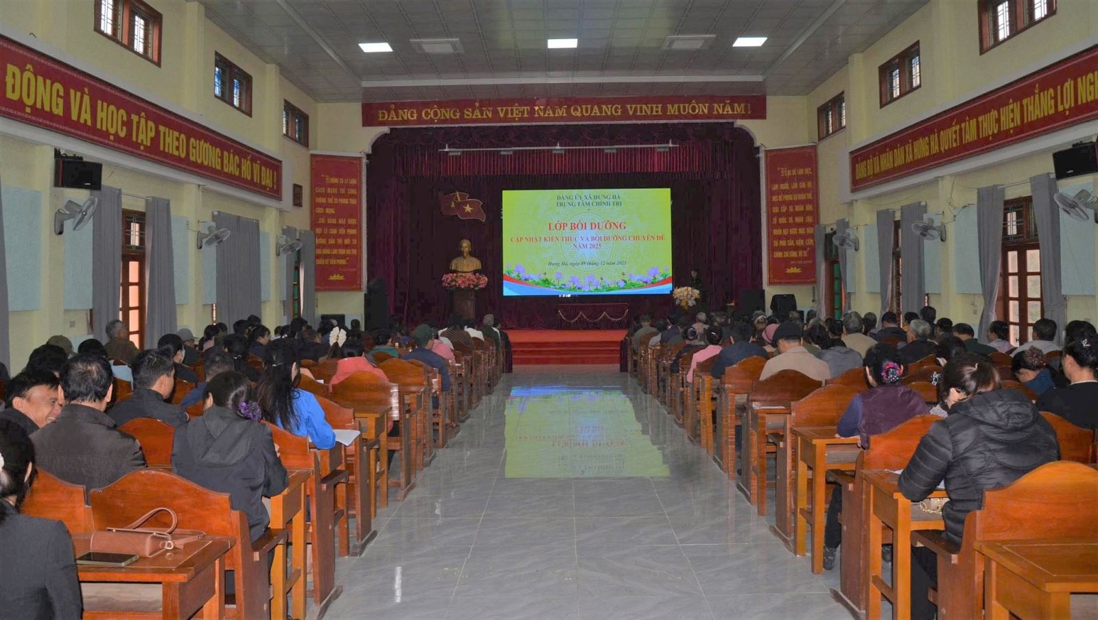 Trung tâm Chính trị xã Hưng Hà: Bồi dưỡng chuyên đề cho cán bộ, Đảng viên, đoàn viên, hội viên cơ sở.