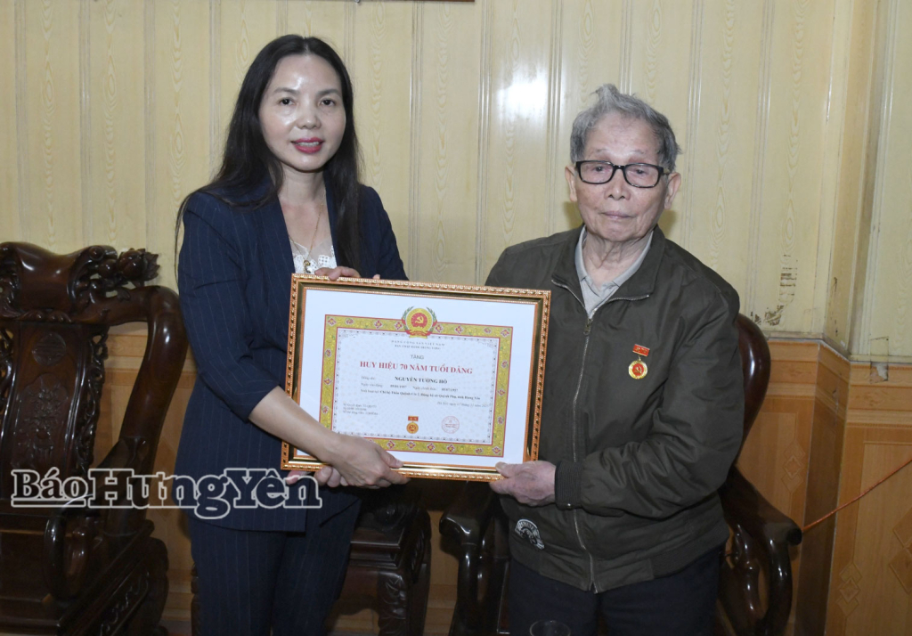 Phó Chủ tịch Thường trực Ủy ban MTTQ Việt Nam tỉnh trao Huy hiệu 70 năm tuổi Đảng tại xã Quỳnh Phụ