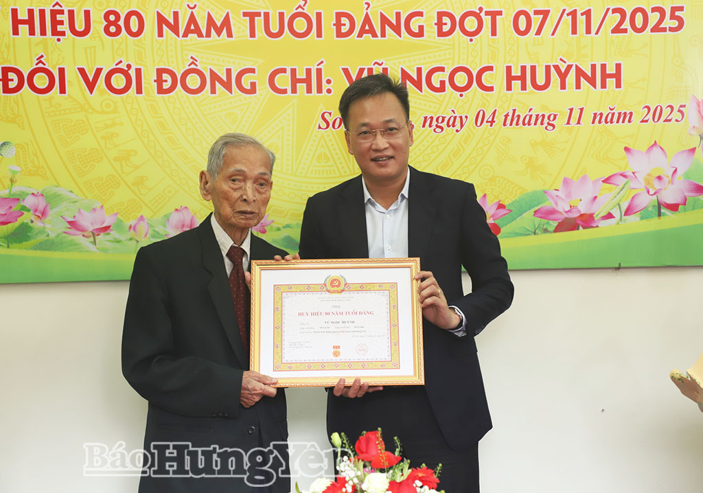 Đồng chí Bí thư Tỉnh ủy Nguyễn Hữu Nghĩa trao Huy hiệu 80 năm tuổi Đảng tặng đảng viên Vũ Ngọc Huỳnh