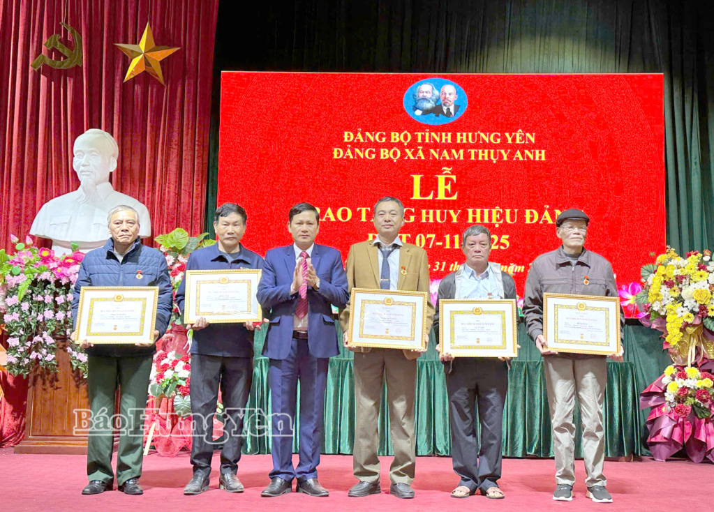 Xã Nam Thụy Anh tổ chức trao Huy hiệu Đảng tặng các đảng viên