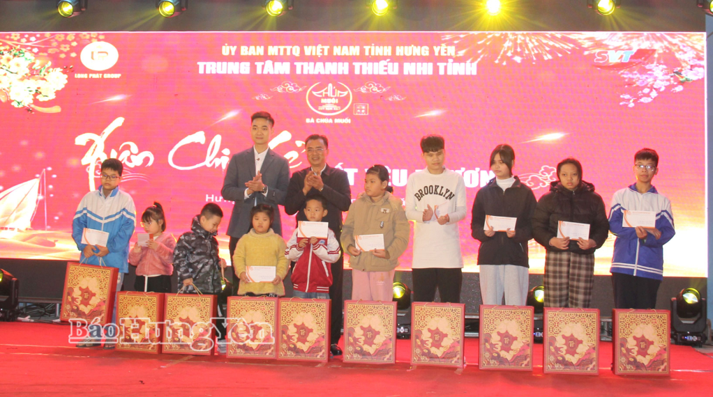 Trao 50 suất quà cho thiếu nhi có hoàn cảnh khó khăn tại chương trình “Xuân chia sẻ - Tết yêu thương”