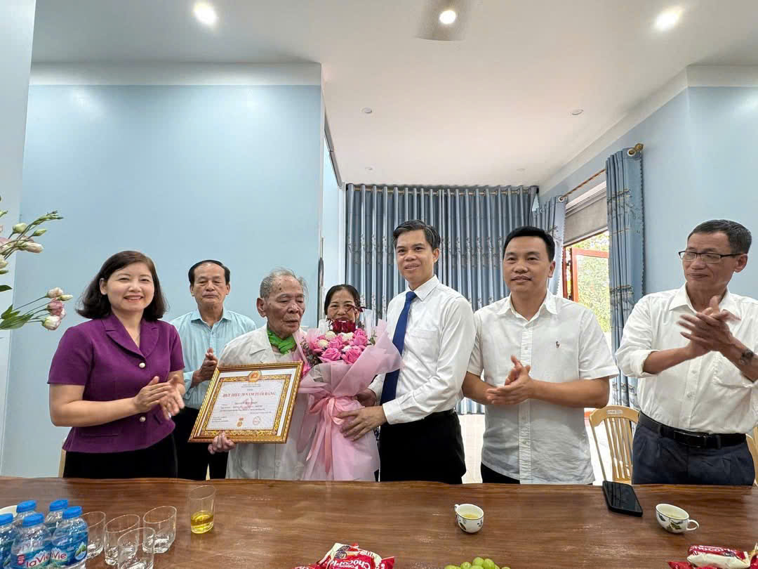 Đồng chí Trưởng Ban Tuyên giáo và Dân vận Tỉnh uỷ trao tặng Huy hiệu Đảng tại xã Tiên La