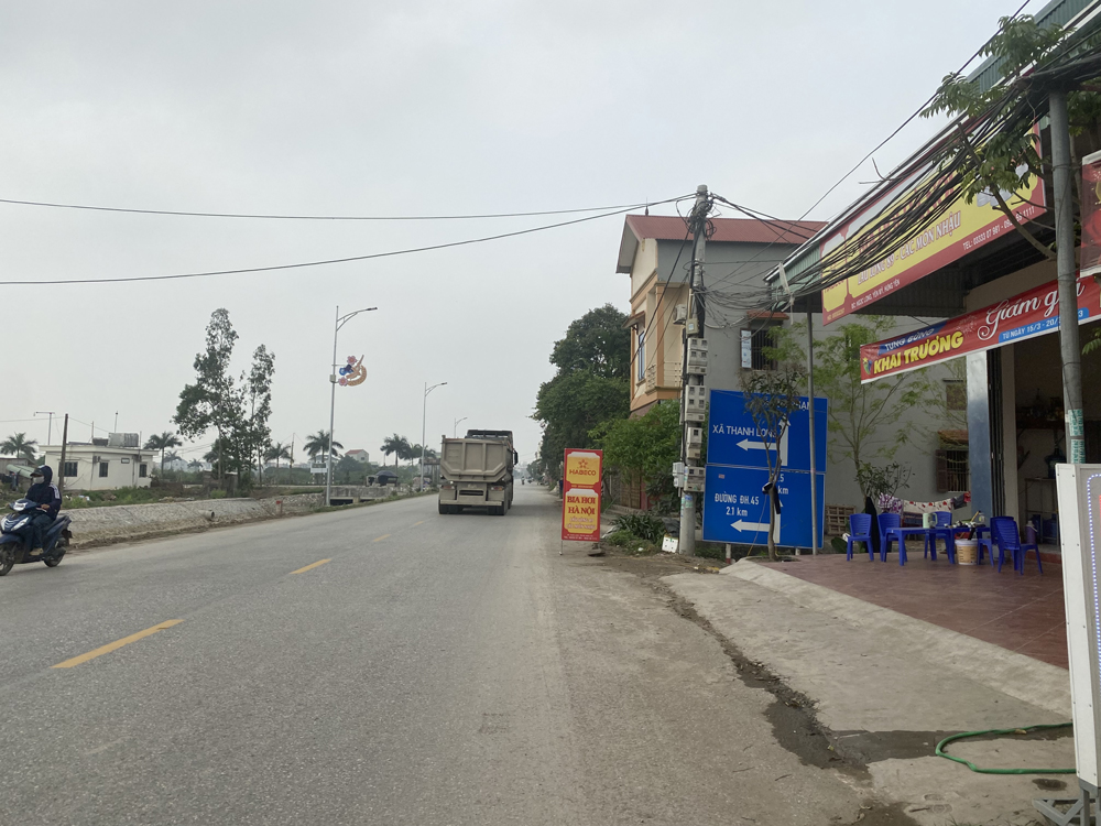 Biển chỉ dẫn giao thông bố trí chưa hợp lý tại đường ĐT.376 qua địa phận xã Ngọc Long