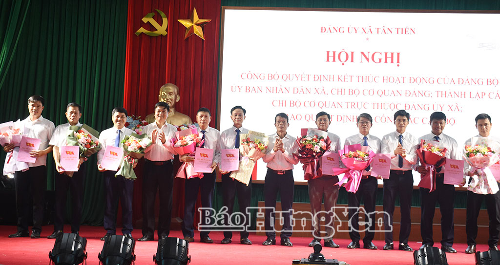 Đảng ủy xã Tân Tiến và Thư Vũ công bố quyết định thành lập các chi bộ trực thuộc Đảng ủy