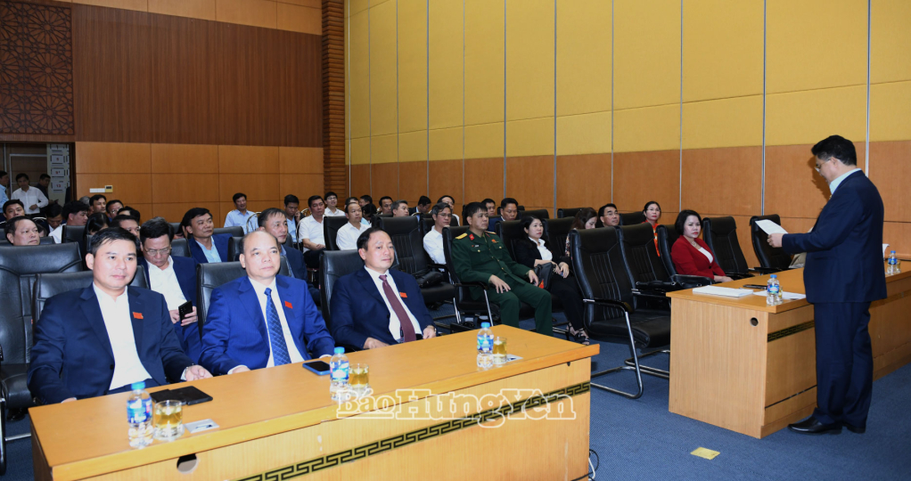 Chiều ngày 8/12, HĐND tỉnh khóa XVII, nhiệm kỳ 2021 – 2026 tiếp tục chương trình làm việc, tiến hành thảo luận tại 5 tổ để xem xét, cho ý kiến về các báo cáo, tờ trình và dự thảo nghị quyết trình Kỳ h
