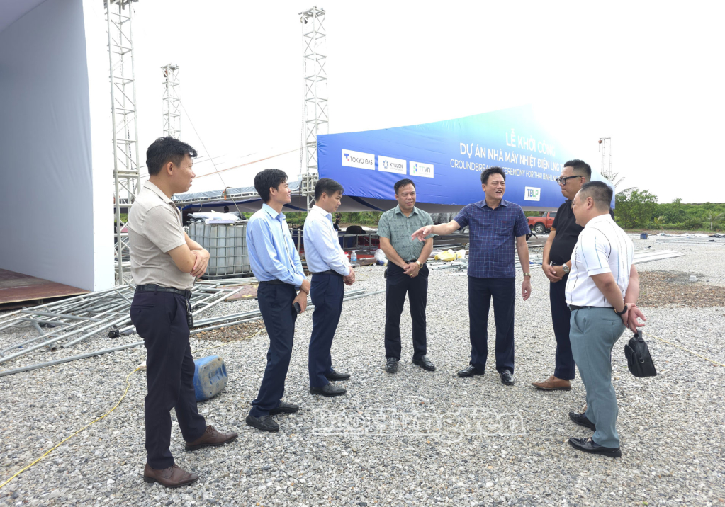 Đồng chí Trưởng ban Quản lý Khu kinh tế tỉnh Vũ Kim Cứ kiểm tra tiến độ một số dự án trong Khu kinh tế Thái Bình