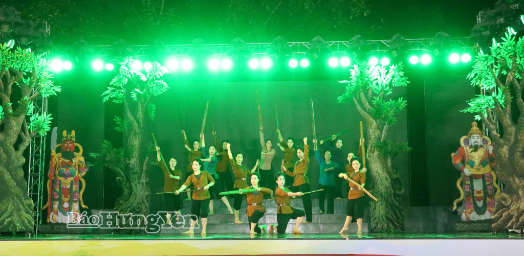Biểu diễn vở chèo “Bản hùng ca xứ Nhãn”