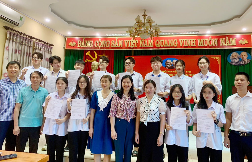 Chi bộ Trường THPT Ân Thi: Kết nạp 12 đảng viên mới là học sinh