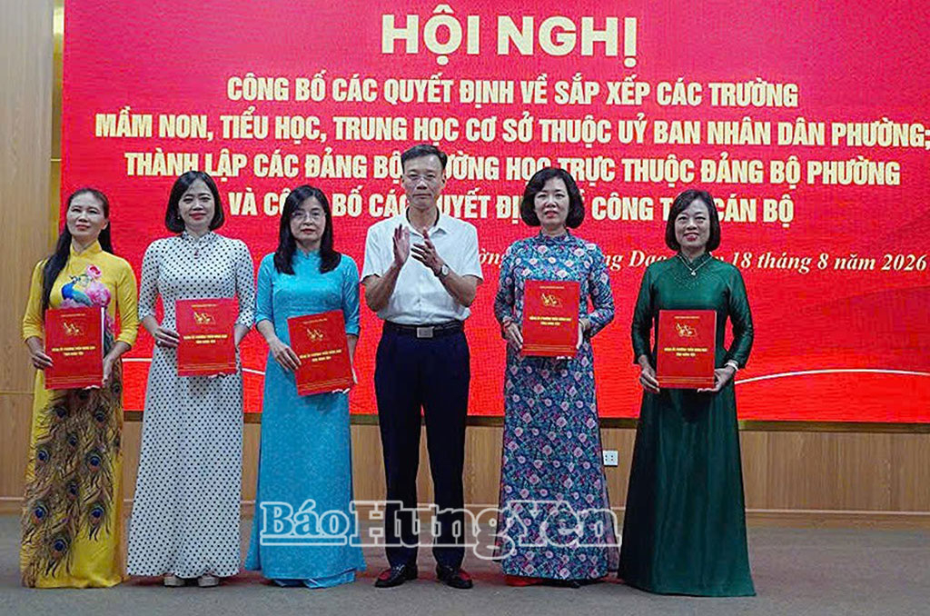 Các xã, phường công bố các quyết định về sắp xếp, kiện toàn tổ chức các trường học trên địa bàn.