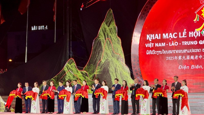 Khai mạc Lễ hội ném còn ba nước Việt Nam-Lào-Trung Quốc