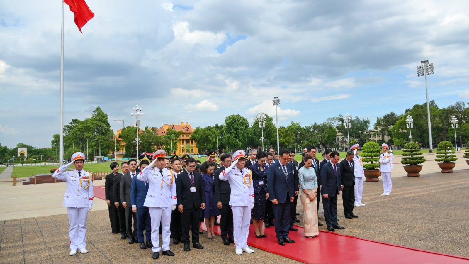 Thủ tướng Thái Lan Anutin Charnvirakul vào Lăng viếng Chủ tịch Hồ Chí Minh