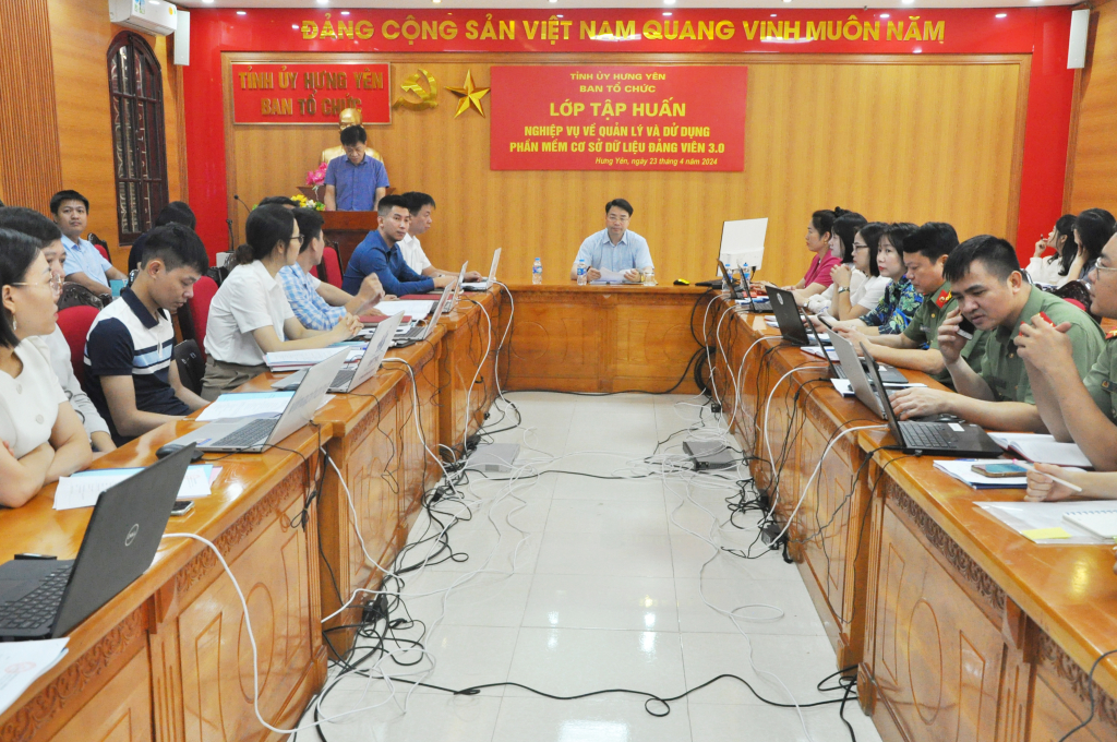 Tập huấn nghiệp vụ về quản lý và sử dụng phần mềm cơ sở dữ liệu đảng viên 3.0