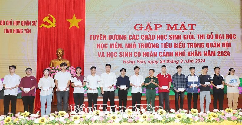 Gặp mặt, tuyên dương học sinh giỏi và thi đỗ đại học, học viện, nhà trường tiêu biểu trong quân đội