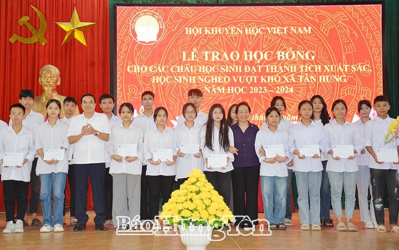 Nguyên Phó Chủ tịch nước, Chủ tịch Hội Khuyến học Việt Nam Nguyễn Thị Doan trao học bổng tặng học sinh đạt thành tích xuất sắc, học sinh nghèo vượt khó