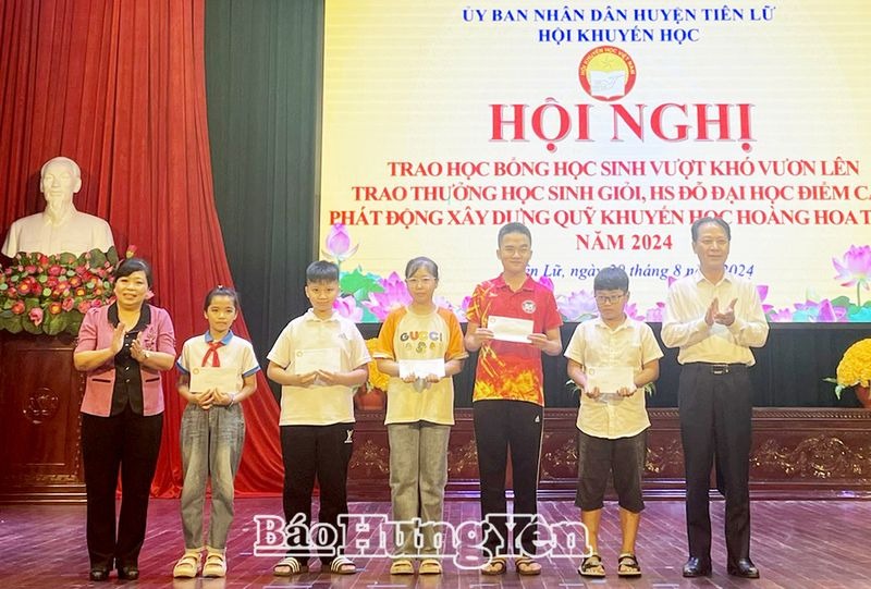 Trao học bổng cho học sinh nghèo vượt khó học giỏi