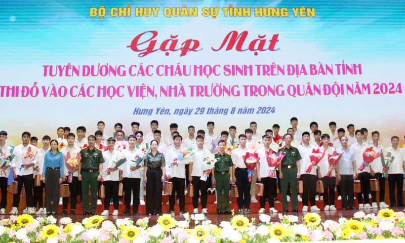 Gặp mặt, tuyên dương học sinh trúng tuyển vào các học viện, nhà trường trong Quân đội