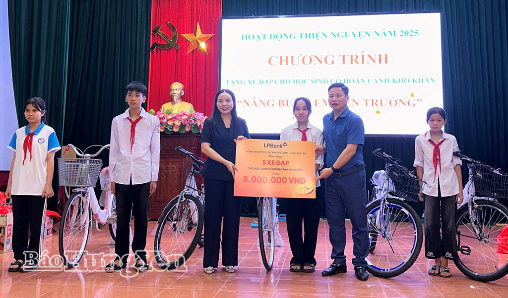 Trao quà cho học sinh và gia đình có hoàn cảnh khó khăn