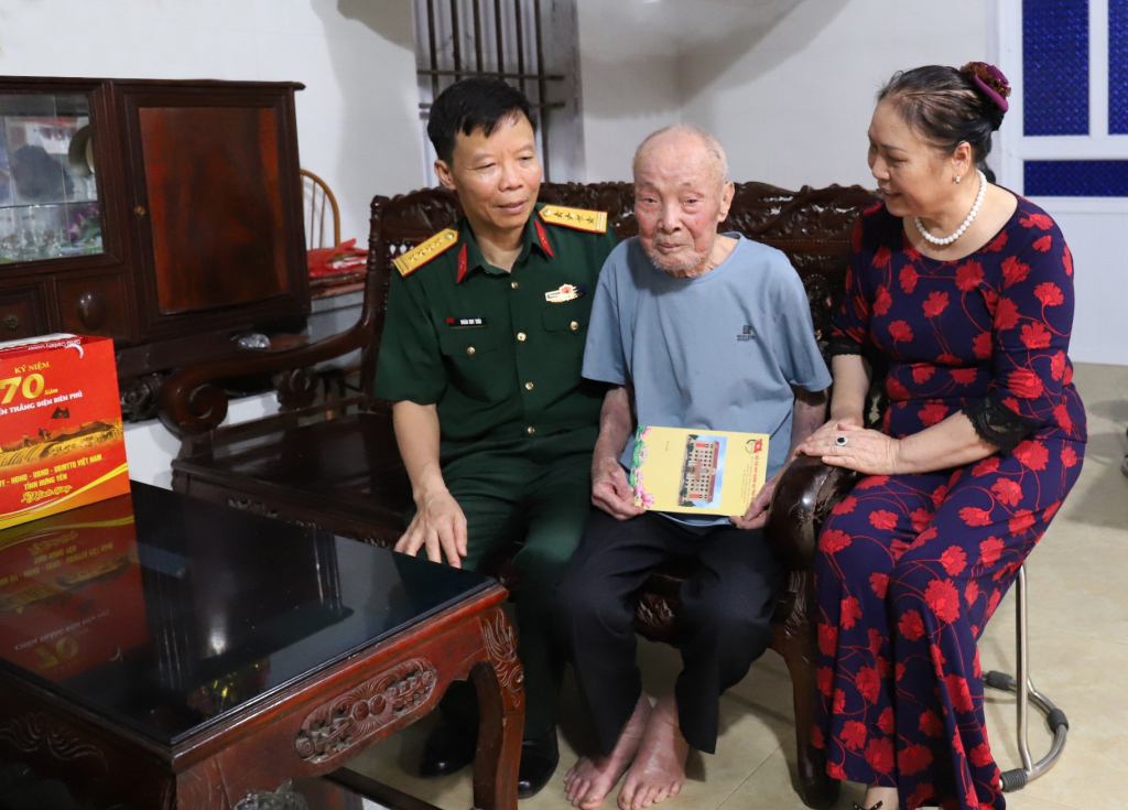 Tri ân các anh hùng liệt sĩ, chiến sĩ, thanh niên xung phong, dân công hỏa tuyến trực tiếp tham gia chiến dịch Điện Biên Phủ