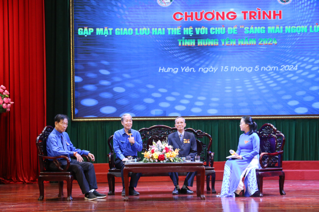 Giao lưu hai thế hệ “Sáng mãi ngọn lửa thanh niên”