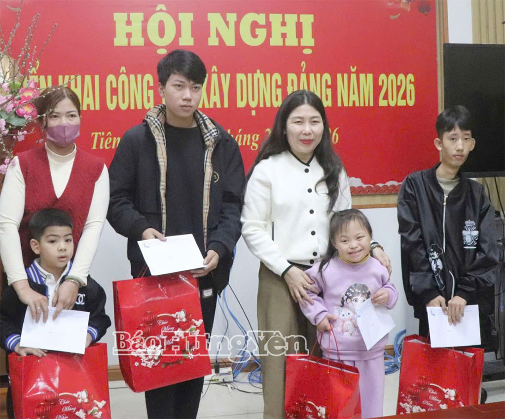 Tặng quà nhân dịp Tết Nguyên đán Bính Ngọ 2026