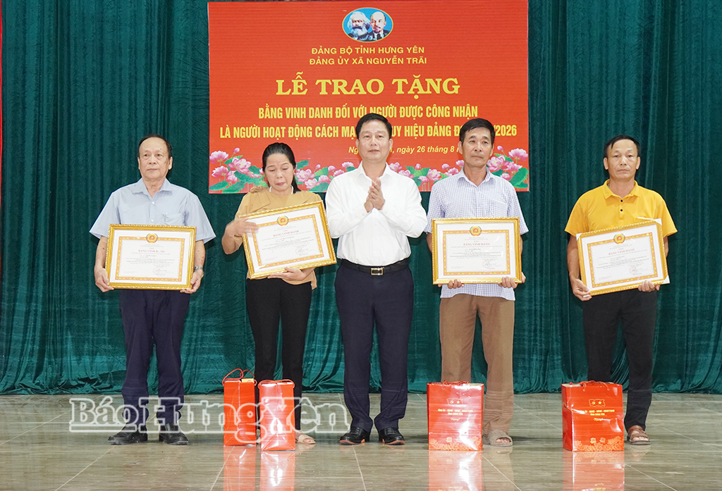Trao tặng bằng vinh danh người hoạt động cách mạng và Huy hiệu Đảng đợt 2/9/2026