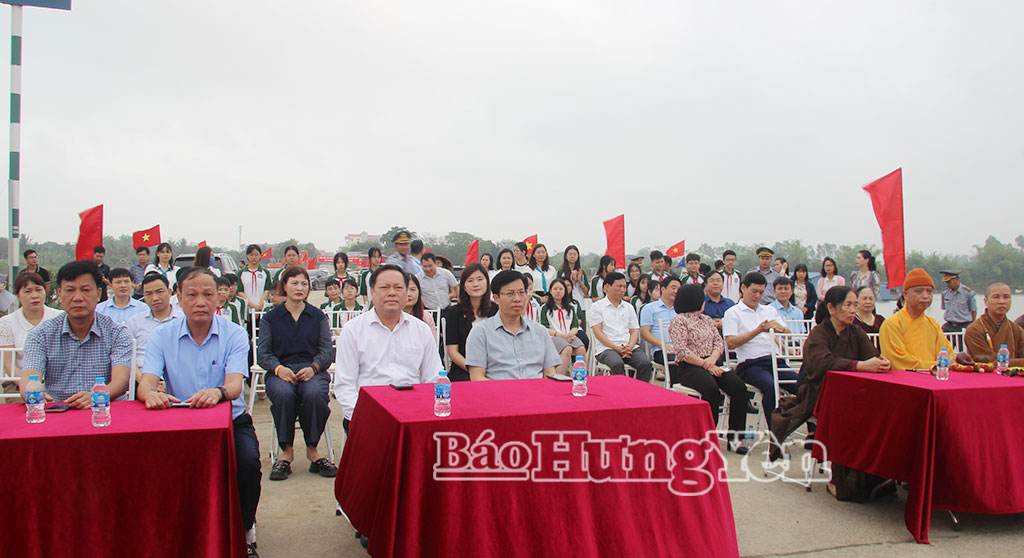 Hưng Yên: Thả 108.000 con cá giống trên sông Hồng