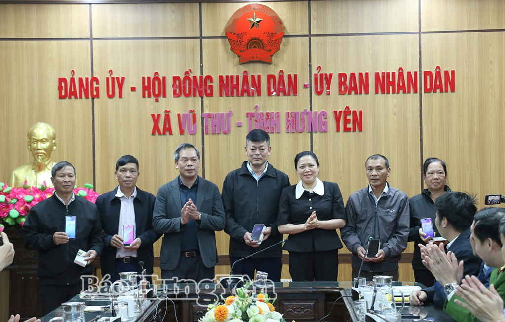 Xã Vũ Thư: Trao tặng thiết bị số cho cán bộ hội, đoàn thể ở các thôn