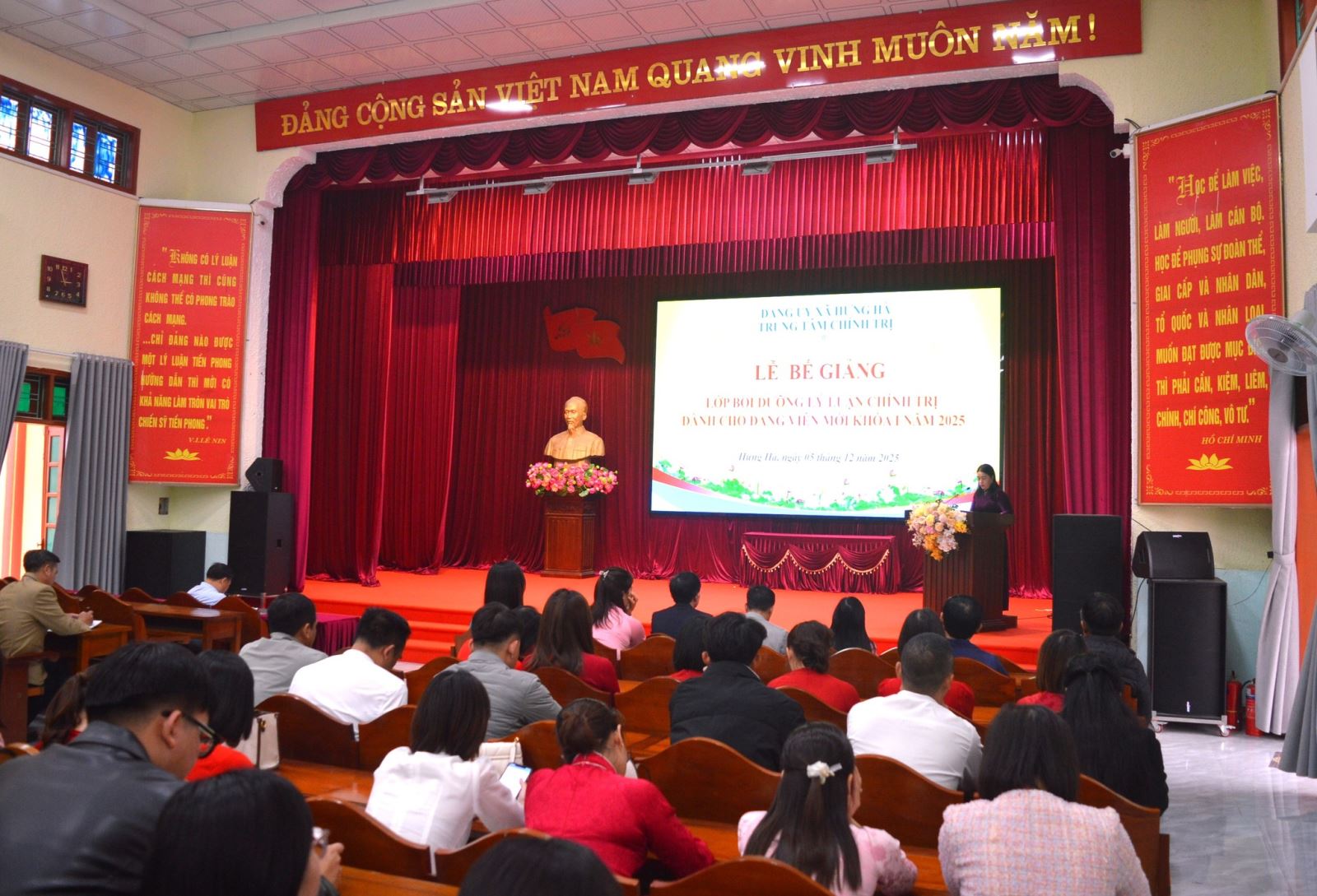 Trung tâm Chính trị xã Hưng Hà tổ chức lễ bế giảng lớp bồi dưỡng lý luận chính trị cho đảng viên mới khóa I năm 2025