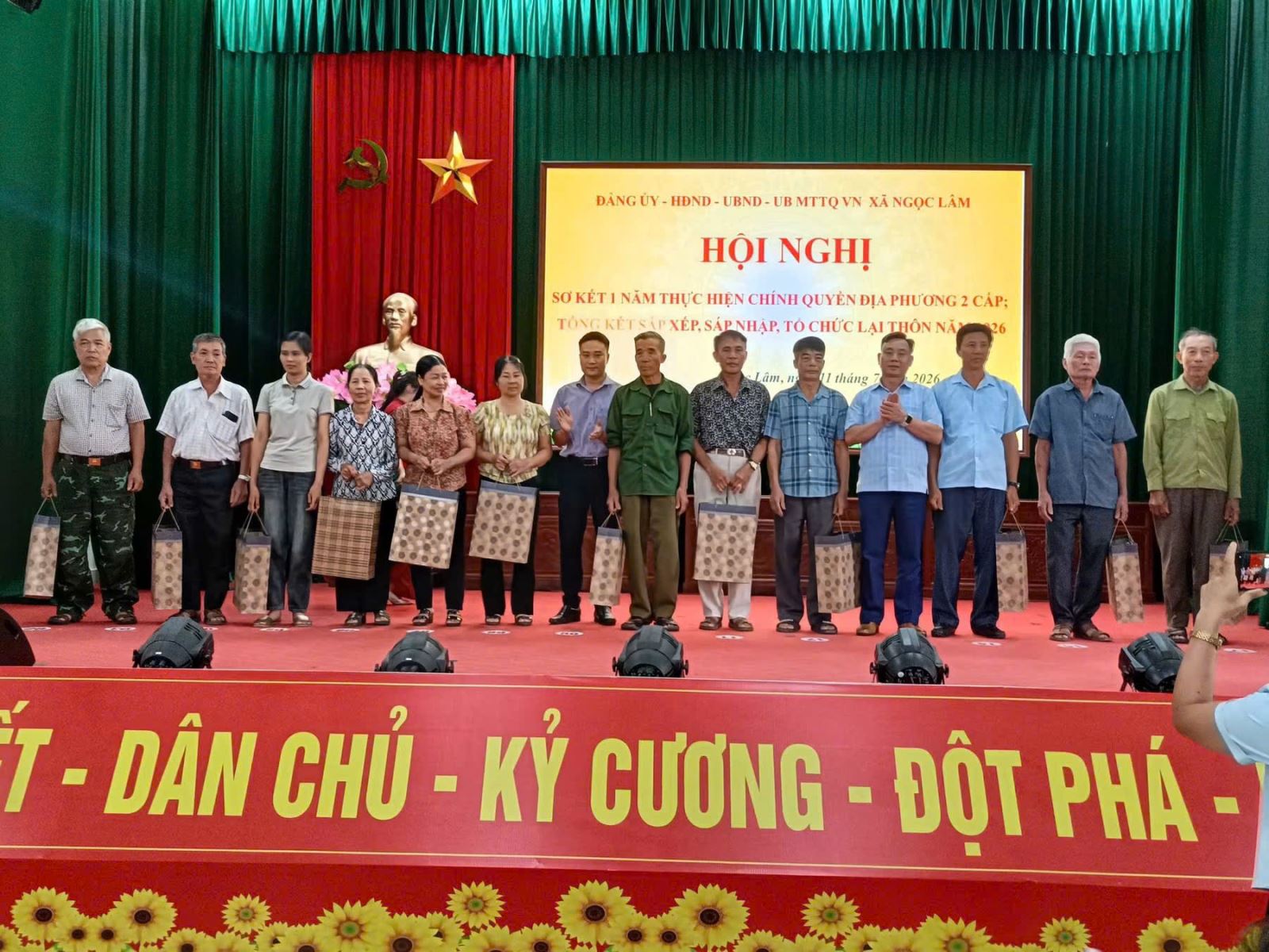 XÃ NGỌC LÂM TỔ CHỨC HỘI NGHỊ SƠ KẾT 01 NĂM THỰC HIỆN MÔ HÌNH CHÍNH QUYỀN ĐỊA PHƯƠNG 02 CẤP VÀ TỔNG KẾT CÔNG TÁC SẮP XẾP, TỔ CHỨC LẠI THÔN