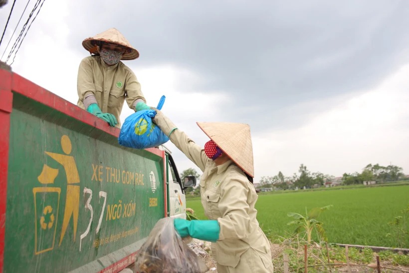 Mỗi ngày cả nước thải hơn 67.877 tấn rác, việc thu gom xử lý còn lúng túng