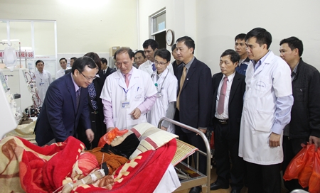 Bí thư Tỉnh ủy ĐỖ Tiến sỹ thăm, tặng quà bệnh nhân đang điều trị tại Bệnh viện đa khoa tỉnh