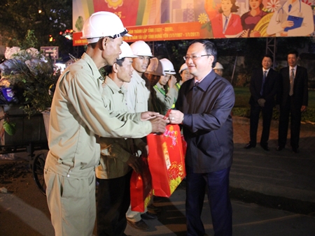 Bí thư Tỉnh ủy Đỗ Tiến Sỹ tặng quà công nhân môi trường trong đêm giao thừa