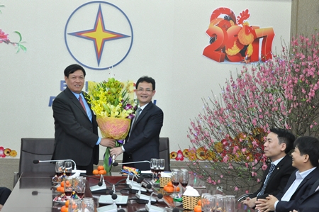 Phó Bí thư Thường trực Tỉnh ủy Đỗ Xuân Tuyên tặng hoa chúc mừng cán bộ, công nhân viên Công ty Điện lực Hưng Yên