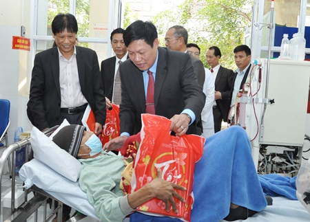 Phó Bí thư Thường trực Tỉnh ủy Đỗ Xuân Tuyên tặng quà bệnh nhân nằm điều trị tại Bệnh viện đa khoa Phố Nối