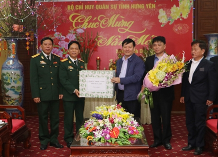 Chủ tịch UBND tỉnh Nguyễn Văn Phóng chúc tết cán bộ, chiến sỹ Bộ CHQS tỉnh