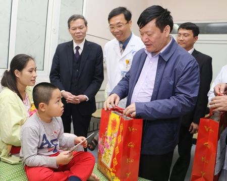  Chủ tịch UBND tỉnh Nguyễn Văn Phóng thăm, tặng quà cho bệnh nhân điều trị tại Bệnh viện sản nhi