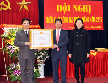 Thừa ủy quyền của Thủ tướng Chính phủ, đồng chí Nguyễn Xuân Thơi, Phó Chủ tịch Thường trực UBND tỉnh trao bằng khen cho Ngân hàng Nhà nước chi nhánh Hưng Yên