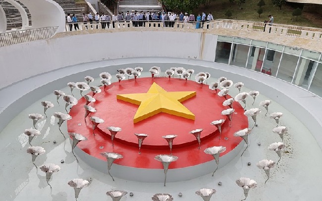 Hình ảnh Thủ tướng dâng hương tại Khu tưởng niệm các chiến sỹ Gạc Ma -1