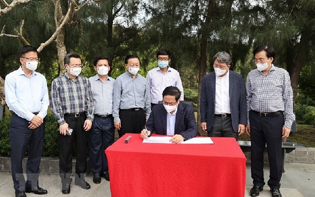 Hình ảnh Thủ tướng dâng hương tại Khu tưởng niệm các chiến sỹ Gạc Ma -3